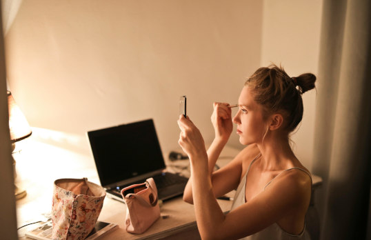 Mentre la bella si prepara, la brutta si sposa